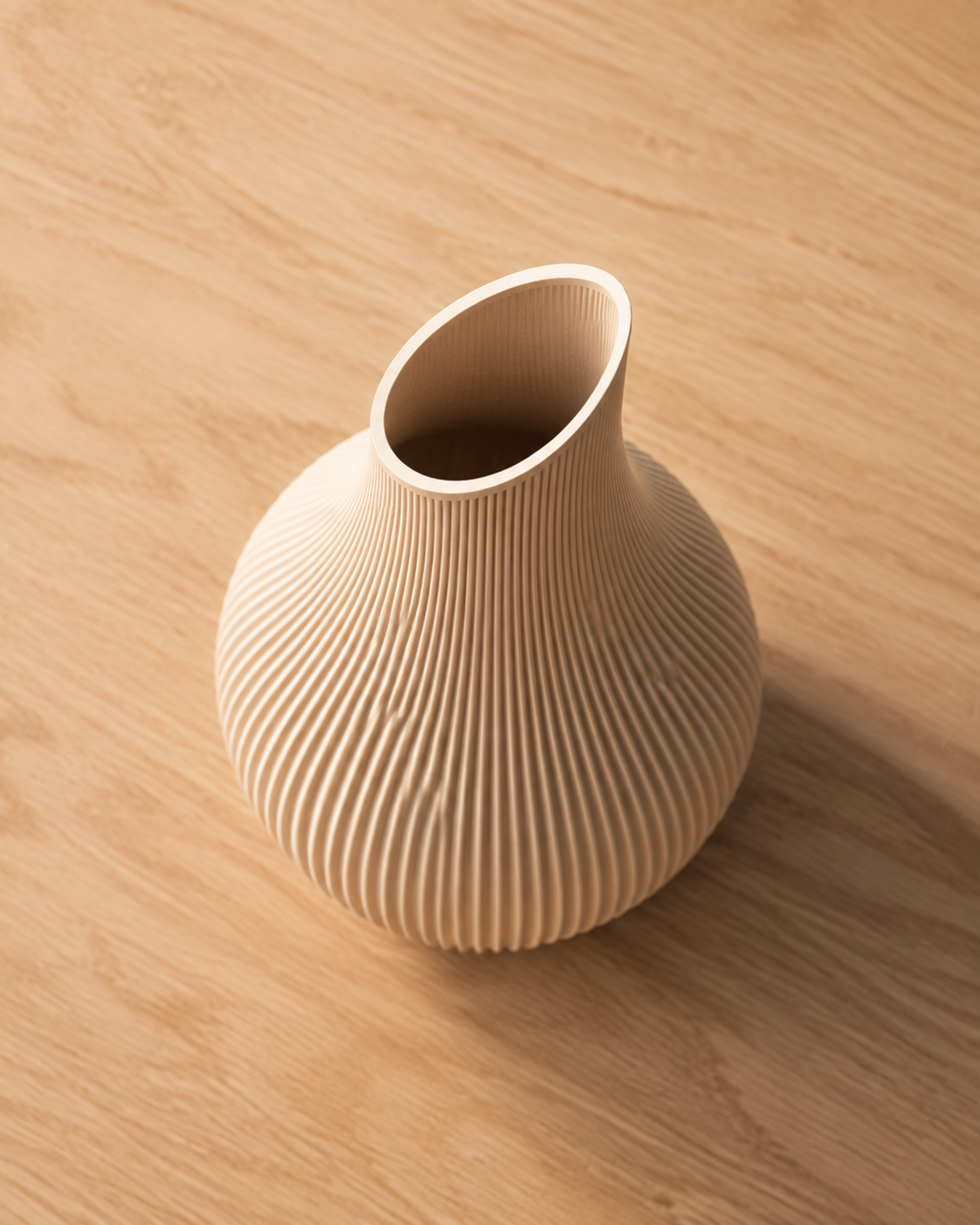 Vela – Blick von oben in die leere Vase mit schräger Öffnung