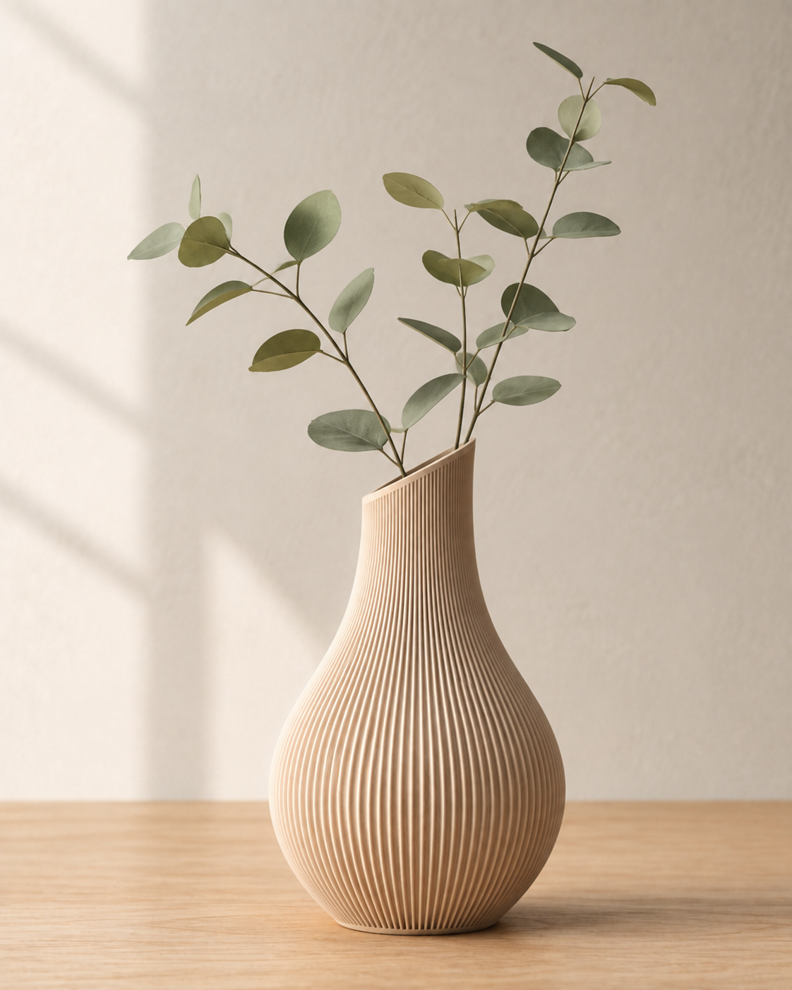 Vela – cremefarbene Vase mit grünen Eukalyptuszweigen